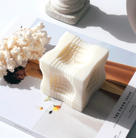 Sculptural Candle - Lovely Soap (Tension)